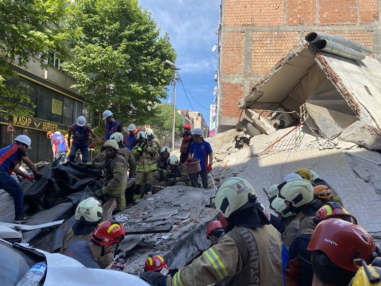 Çöken binadan kurtarılan 2 yaralı daha taburcu edildi 12